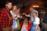Roter Oktober: Micha Heitkamp, Sally Starken (von links, zwei Kandidaten für die Europawahlt), Wiebke Esdar (MdB), Stefan Sussiek (Stadtrat), Annette Milke-Gockel (SPD-Ortsverein), Wilfried Kipp-Weike und Bürgermeisterin Marion Weike schunkeln gern mit. - © Edwin Rekate