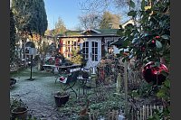 Das Ehepaar Susanne und Jürgen Kreft hat sich in Gütersloh einen wildromantischen Cottage-Garten geschaffen. Sie lieben Vintage-Schätzen und Do-it-yourself-Projekte. In ihrem verwinkelten Garten gibt es viel zu entdecken. - © Susanne Kreft