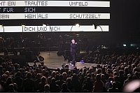 In Aktion: Herbert Grönemeyer am Sonntagabend auf der Bühne des Gerry-Weber-Stadions in Halle. - © Sarah Jonek