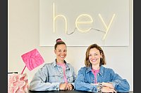 Die Chefinnen Susanne Fredebeul (l.) und Anna Lempke am Counter ihrer Secondhand-Brautmoden-Boutique "Hey Dress" in der Siegfriedstraße Ecke Schlosshofstraße. - © Stefan Becker