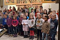 Ein tolles Konzert: Die Kinder der Violenbachschule stimmten die Gäste in der proppevollen Kirche mit weihnachtlichen Liedern auf die Adventszeit ein. - © ......
