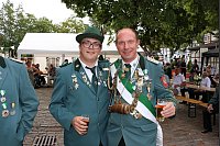 Der scheidende Bierkönig (rechts) stößt noch einmal mit seinem Schützenbruder an. - © Simone Pomikalek