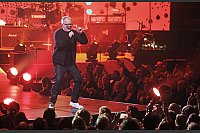 In Aktion: Herbert Grönemeyer am Sonntagabend auf der Bühne des Gerry-Weber-Stadions in Halle. - © Sarah Jonek