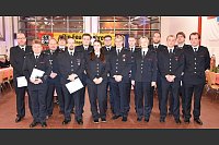 Aufgestiegen: Zahlreiche Feuerwehrleute wurden bei der Generalversammlung der drei Löschzüge befördert. - © Birgit Nolte