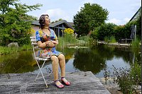 Sie heißt Lotti und sitzt am See. Claudia Beckmann hat das Kunstwerk auf einem Gartenmarkt in Cloppenburg entdeckt und sich sofort in die Dame aus Terrakotta verliebt. - © Heike von Schulz