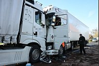 Zwei Lkw sind am Freitagmorgen auf der B68 in Borgholzhausen frontal zusammengestoßen. - © Andreas Eickhoff