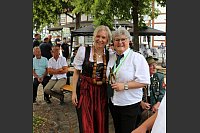 Die Bierköniginnen unter sich: Michaela Lange-Venther vom Schießverein Knetterhausen und Caterine Kisker-Aßner sind beide Bierköniginnen. - © Simone Pomikalek