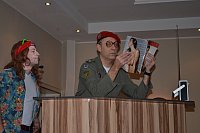 Sparmaßnahme im Altersheim: Michael Sewöster (von links), Jonas Hey und Friedhelm Tellbrügge reichen einen feuchten Waschlappen weiter, den sich die Darsteller beim Waschen teilen müssen. - © Foto: Ekkehard Hufendiek