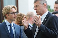 Abschiedsfeier für HK-Lokalchef Herbert Gontek: Carsten Schoßmeier (links/Chefredakteur Radio Gütersloh), Reiner Peters (Vorstand Volksbank Halle). - © Foto: Heiko Kaiser
