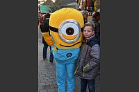 Ganz unweihnachtlich: Der kleine Minion kurbelte den Losverkauf für das Jugendzentrum an. - © .....