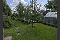 Blick auf die Himbeersträucher (l.), die Obstbaumwiese sowie Nutzgarten und Gewächshaus. - © Svenja Ludwig