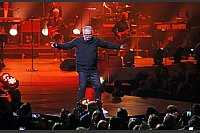 In Aktion: Herbert Grönemeyer am Sonntagabend auf der Bühne des Gerry-Weber-Stadions in Halle. - © Sarah Jonek