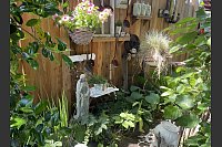 Das Ehepaar Susanne und Jürgen Kreft hat sich in Gütersloh einen wildromantischen Cottage-Garten geschaffen. Sie lieben Vintage-Schätzen und Do-it-yourself-Projekte. In ihrem verwinkelten Garten gibt es viel zu entdecken. - © Susanne Kreft