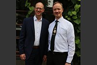 Mit dabei ist auch Bürgermeister Thomas Tappe (links). Er hatte nicht so viel Glück beim Adlerschießen wie Johannes Bismeyer. - © Simone Pomikalek