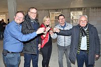 Prost: Architekt Hendrik Nitschke (von links), die Investoren Lutz und Christina Heitland, Bauamtsleiter Stephan Walter und Bürgermeister Klaus Besser stoßen mit Steinhäger auf den gelungenen Bau an. - © joda