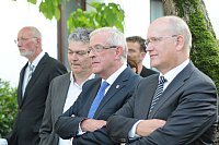 Abschiedsfeier für HK-Lokalchef Herbert Gontek - von links: NW-OWL-Chef Lothar Schmalen, Borgholzhausens Bürgermeister Klemens Keller, Hartwig Mathmann (Vorstand Kreissparkasse Halle), - © Foto: Heiko Kaiser