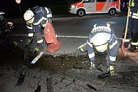 Feuerwehrkräfte mussten nach dem Zusammenstoß die Unfallstelle freiräumen. - © Andreas Eickhoff