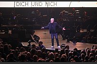 In Aktion: Herbert Grönemeyer am Sonntagabend auf der Bühne des Gerry-Weber-Stadions in Halle. - © Sarah Jonek