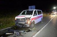 Der VW-Bulli ist bei dem Frontalzusammenstoß mit einem Kleinwagens schwer beschädigt worden. - © Andreas Eickhoff