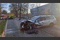 Zwei Fahrzeuge sind am Donnerstagmorgen auf der Bundesstraße 61 in Gütersloh ineinander gekracht. - © Matthias Reiprich