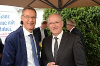 Abschiedsfeier für HK-Lokalchef Herbert Gontek: Landrat Sven-Georg Adenauer (links), Hartwig Mathmann (Vorstandsvorsitzender Kreissparkasse Halle). - © Foto: Jan Herrmann