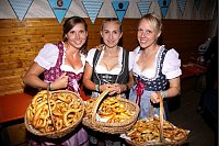 Mögen's heiß: Barbara (von links), Jasmin und Luisa bringen die Brezel an den Mann. - © Edwin Rekate