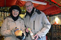 Für den guten Zweck: Regina Hartlage und der stellvertretende Bürgermeister Hermann Ludewig verkauften Weihnachtsbrot und »Schokozauber« zugunsten der Aktion Lichtblicke. - © .....