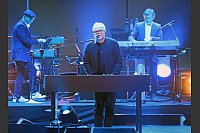In Aktion: Herbert Grönemeyer am Sonntagabend auf der Bühne des Gerry-Weber-Stadions in Halle. - © Sarah Jonek