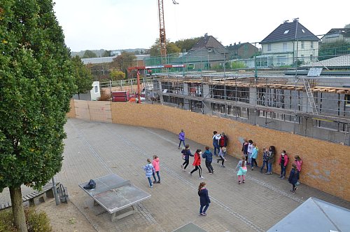Groß war der Schulhof am Standort Nord ohnehin nie. Jetzt ist ein gutes Stück auch noch für die Baustelle abgeteilt. - © Andreas Großpietsch