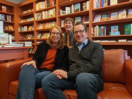 Verena Prohl (l.) ist neue Eigentümerin der Buchhandlung Lesezeichen in Werther. Unterstützt wird sie dabei von ihrem Mann Christian. Die langjährige Mitarbeiterin Ellen Elbracht ist inzwischen im Ruhestand. - © Anja Hanneforth