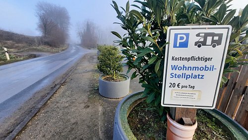 Vom Stellplatz im Haller Hesseltal aus lässt es sich wunderbar im Teutoburger Wald wandern - zum Beispiel zur Ravensburg. - © Jonas Damme