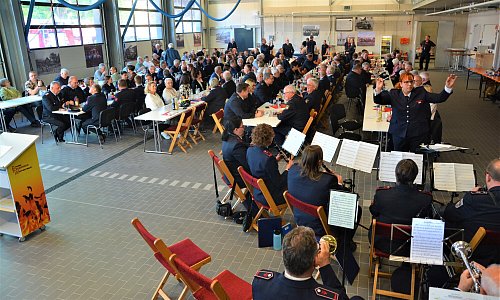 Etwa 150 Gäste haben im neuen Gerätehaus der Freiwilligen Feuerwehr Platz genommen und blicken auf das 150. Jubiläum zurück.? - © Ekkehard Hufendiek