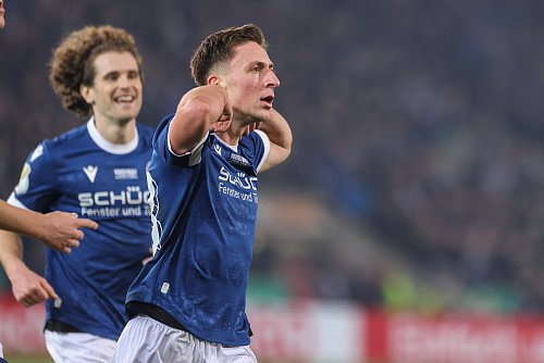 Wörl lässt die Muskeln spielen: Gegen Werder Bremen ist der 20-Jährige der beste Armine auf dem Platz. - © Oliver Krato