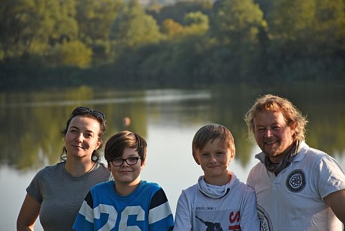 Melanie Roolf und Rolf Meyer zu Bentrup übernehmen (hier mit den Söhnen Josh und Luke) zum 1. Januar den Betrieb an der Weser. - © MT / Dirk Haunhorst
