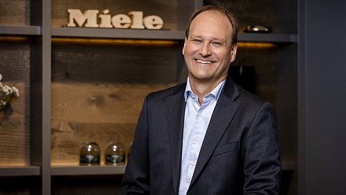 Markus Miele äußerte sich während der Feierlichkeiten für die Geschäftsleitung. - © Miele
