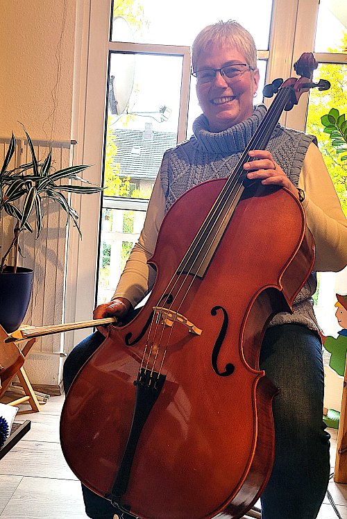 Ulrike Gronewold hat Kirchenmusik studiert. Die Versmolderin spielt viele Instrumente - unter anderem das Cello. Und liebt den Lehrerberuf. - © Marc Uthmann