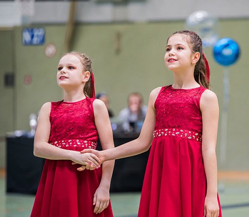Nicht zu übersehen: In auffällig roten Kleidern präsentierten sich die Mädels von Pasión in der Kinderliga. - © Andreas Hoffmann