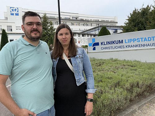 Kristin und Fabian unterstützen Joachim Volz. Kristin ist in der 30. Woche schwanger und wird von Volz betreut. Vor kurzem hat sie erfahren, dass ihre Tochter schwere Fehlbildungen hat und nicht lebensfähig sein wird. - © Carolin Nieder-Entgelmeier