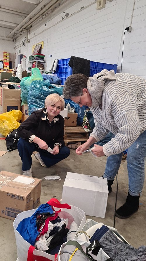 Eine ukrainische Helferin aus Bielefeld unterstützt Beate Wolf beim Packen der Kartons. - © Privat