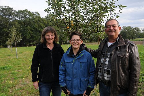 Obstanbau als Familienhobby: Inge, Julius und Hans Sharma haben mehr als 80 Bäume auf dem einstigen Maisfeld gepflanzt. Weitere Projekte im Sinne von Nachhaltigkeit und Naturschutz sollen folgen. - © Tasja Klusmeyer, HK