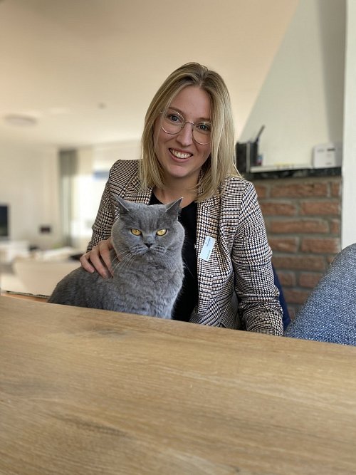 Bürgermeisterin Sarah Süß mit Katze Molly, die bei der Homestory unbedingt dabei sein wollte. - © Frank Jasper
