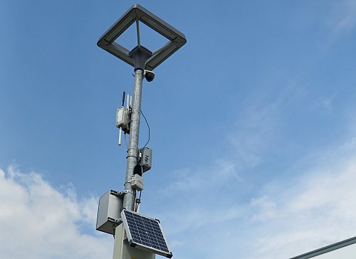 Bestandteil der smarten Infrastruktur: In Lemgo sind „IoT-Masten“ platziert, mit denen das Fraunhofer-Institut mit der Alten Hansestadt Lemgo Daten über Wetter, Verkehr und mehr aufnimmt. - © Fraunhofer-Institut