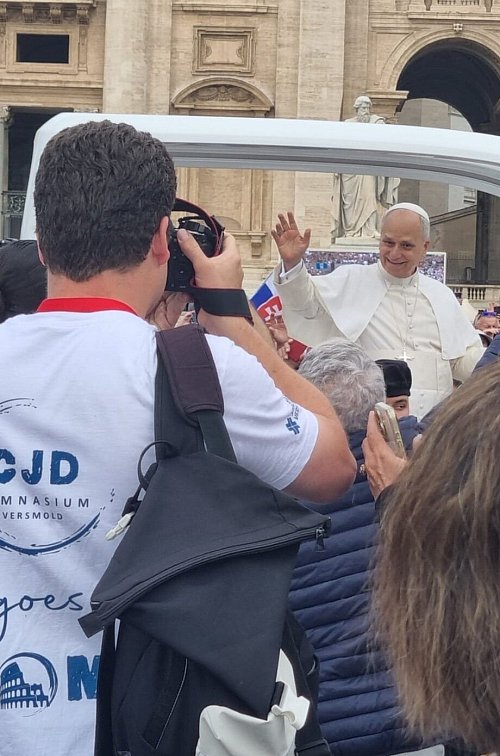 Bei der Papstaudienz auf dem Petersplatz waren die Versmolder ganz nah dran an Papst Leo XIV. - © CJD-Gymnasium Versmold