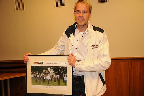 Der unterlegene Johannes Decius hat von seinem UWG-Team ein Erinnerungsfoto bekommen. - © Claus Meyer