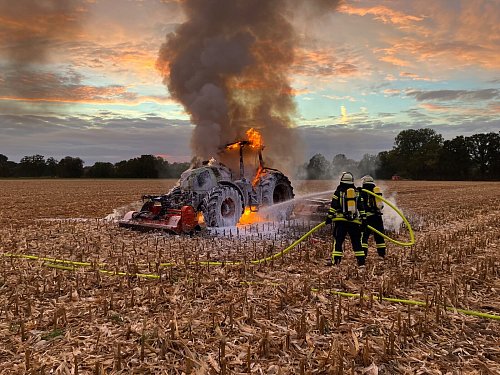 Glücklicherweise stand der Traktor allein auf einem abgeernteten Feld im Versmolder Ortsteil Peckeloh. - © Feuerwehr Versmold