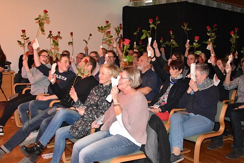 Blumiges Verfahren: Mit Rosen stimmte das Publikum darüber ab, wer ins Halbfinale und schließlich ins Finale kam. Foto: Birgit Nolte - © Foto: Birgit Nolte