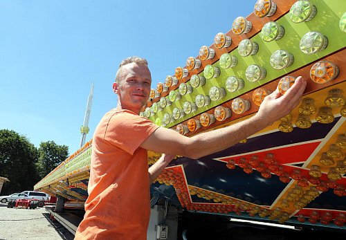 Tobias Thiele wechselt noch eine letzte Glühbirne, dann ist der Autoscooter betriebsbereit. - © Wolfgang Rudolf