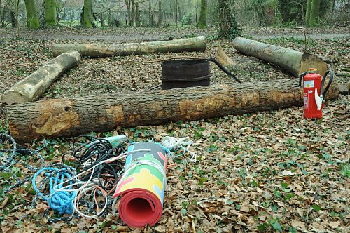 Die Isomatte ist zusammengerollt, Seile und Schnüre liegen zum Abtransport bereit. - © Heiko Kaiser