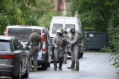 SEK-Einsatzkräfte bereiten sich vor. - © Andreas Eickhoff