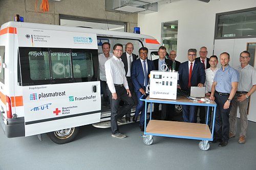 Verbundpartner: Sebastian Guist (von links), Daniel Hasse, Dr. Thomas Schmitt-John, Christian Buske, Dr. Alexander Knospe und Erhard Krampe vom Unternehmen Plasmatreat, Thomas Stadler und Uwe Kippnich vom Bayerischen Roten Kreuz, Bernd Kramer und Dr. Peter Muranyi vom Fraunhofer Institut und Dr. Frank Sicking von der VDI Technologiezentrum GmbH, Projektträger des Bundesministeriums für Bildung und Forschung. - © Frank Jasper